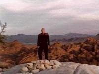 Picard davanti alla tomba di Kirk.